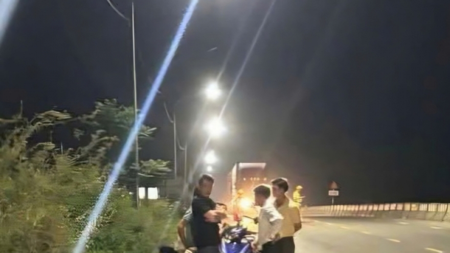 Chở chồng và con nhỏ, thai phụ bị tai nạn ngã xe tử vong thương tâm