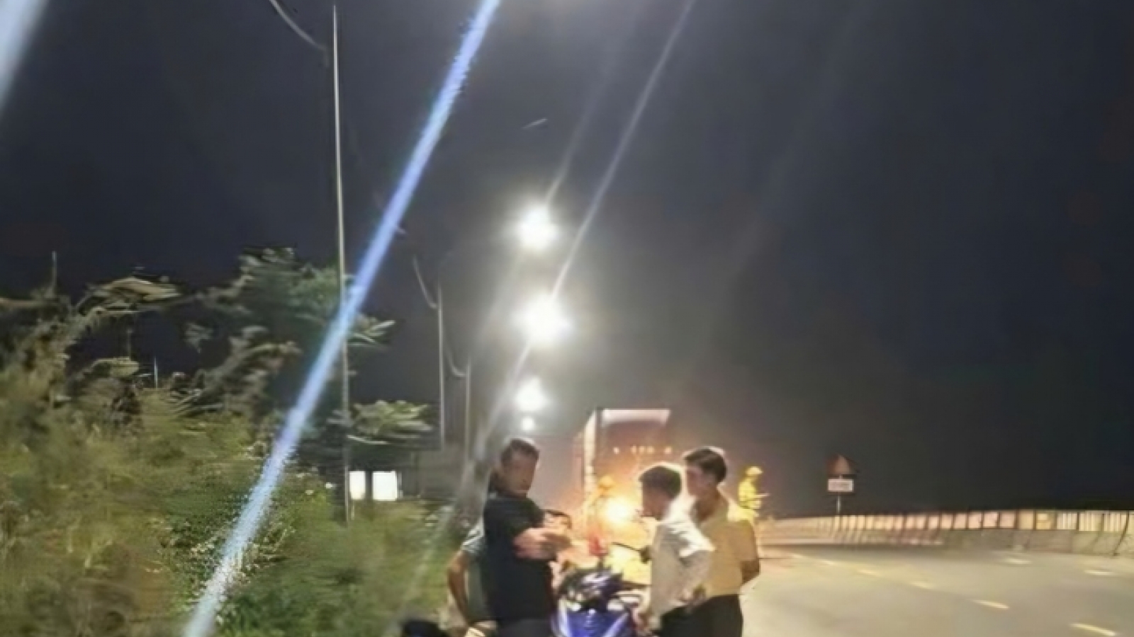 Chở chồng và con nhỏ, thai phụ bị tai nạn ngã xe tử vong thương tâm