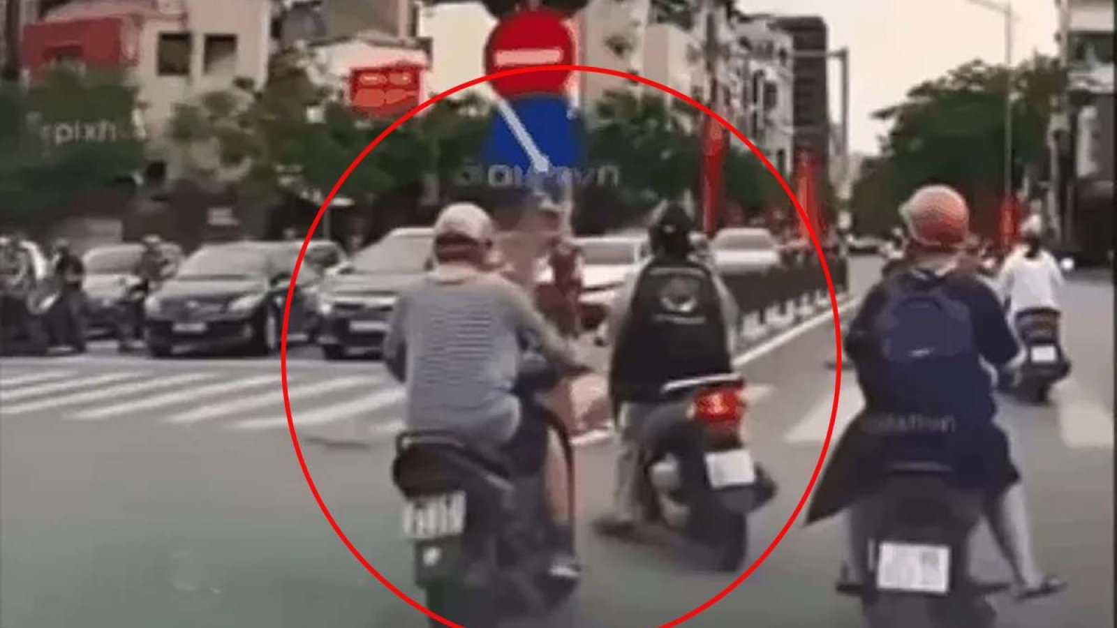 CSGT Hà Nội xác minh, truy tìm cô gái tạt đầu xe máy gây tai nạn rồi bỏ chạy