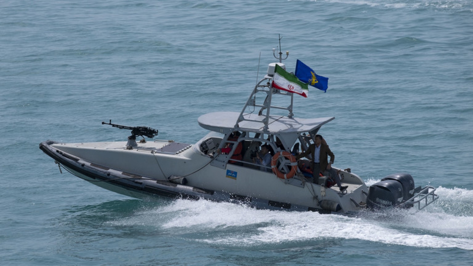 Truyền thông Iran: Máy bay Mỹ tấn công tàu IRGC gần eo biển Hormuz