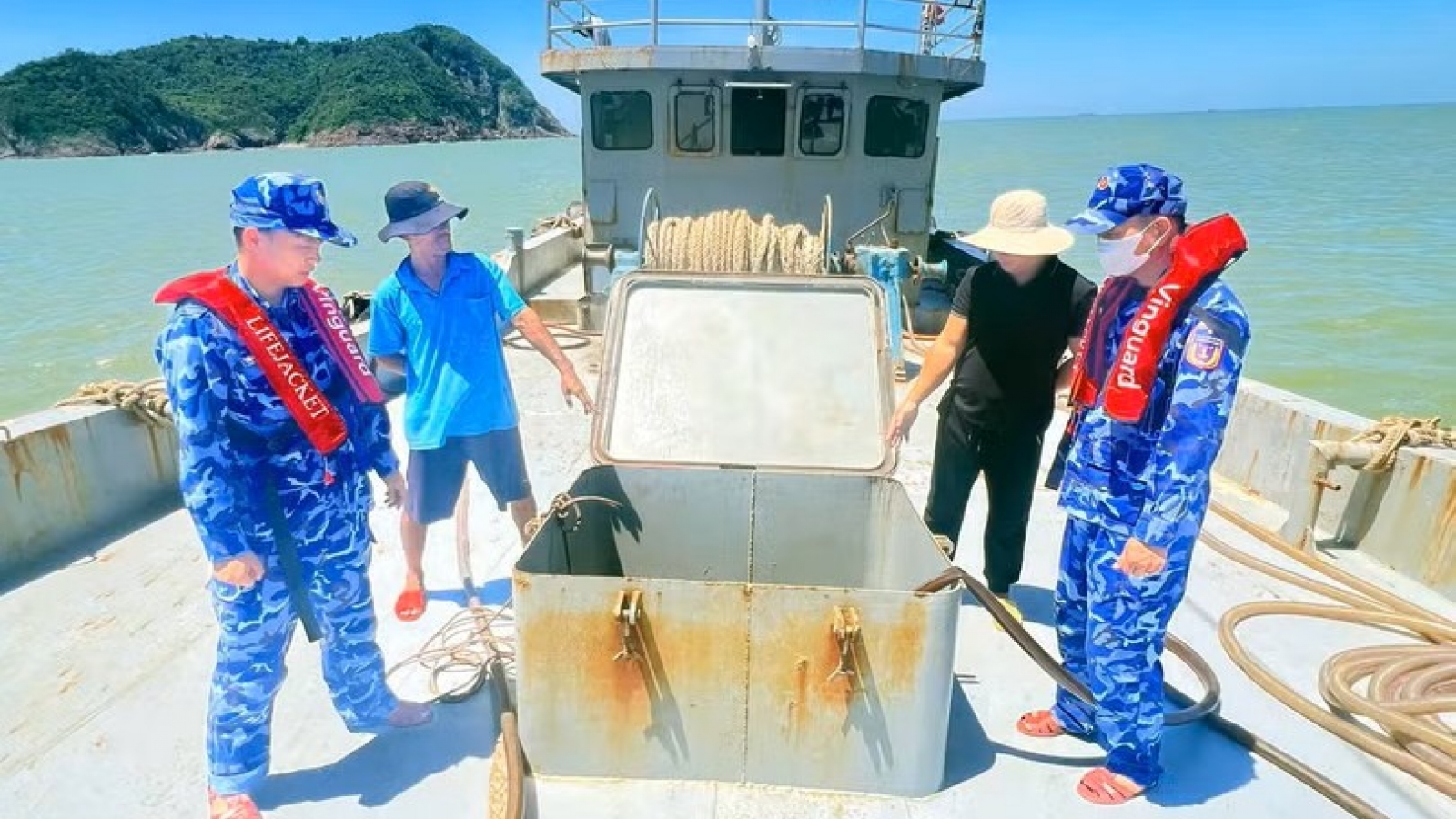 Phát hiện tàu chở 22.000 lít dầu DO bất hợp pháp trên biển