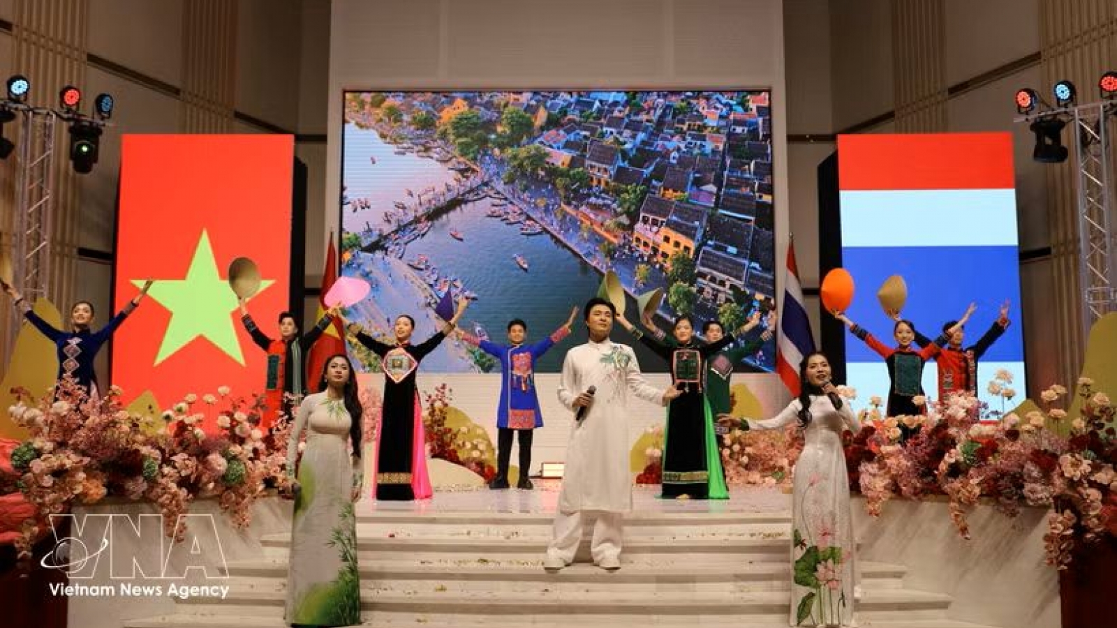 Vietnamese in Thailand expect stronger bilateral ties