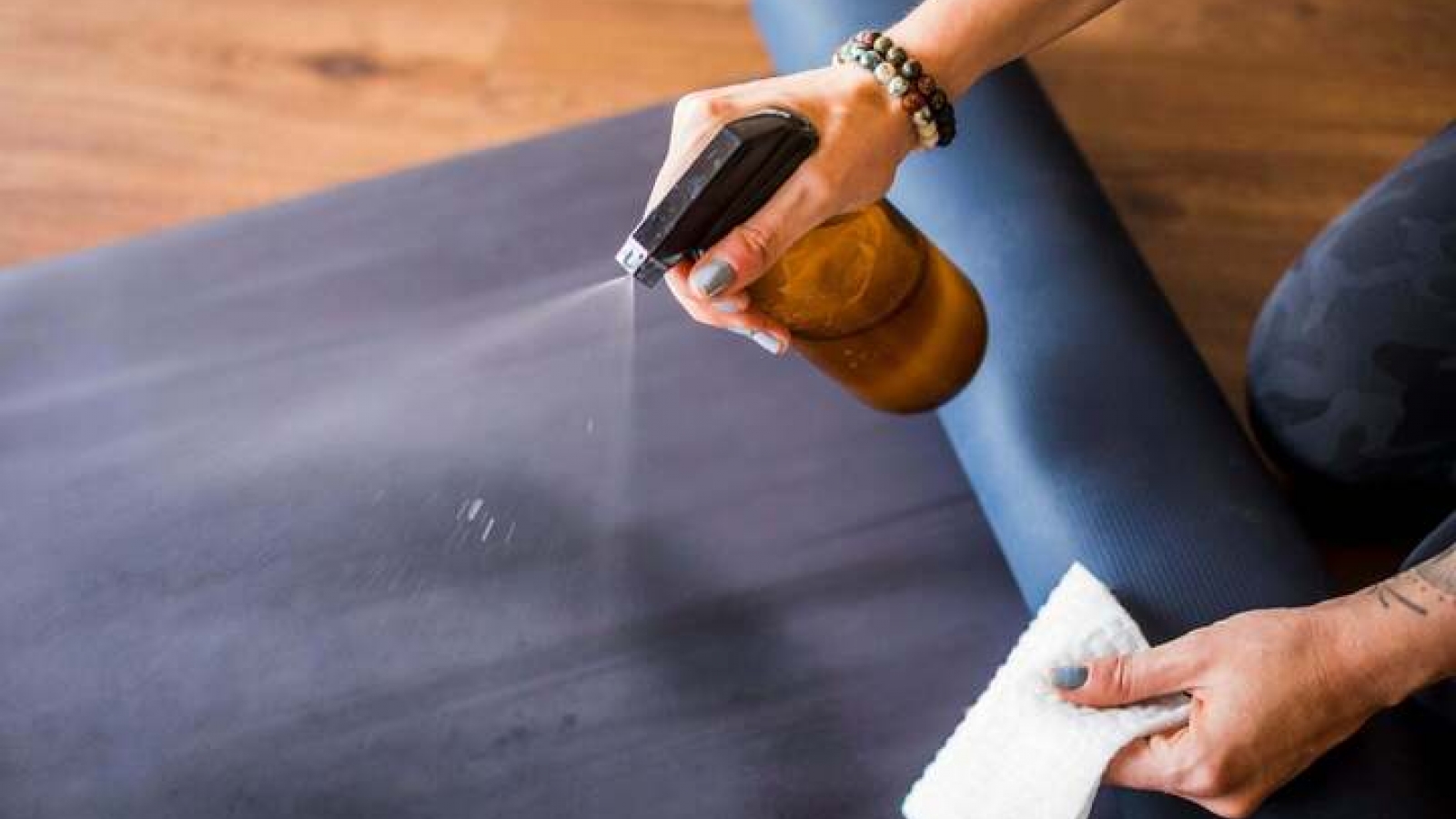 Thảm yoga bốc mùi mùa hè, làm sạch kiểu gì để không thành “ổ vi khuẩn”?