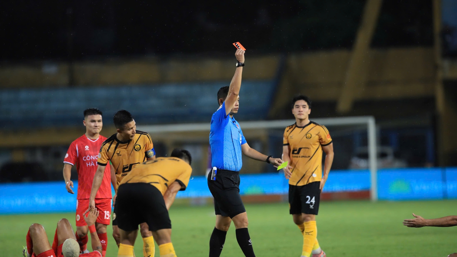 V-League 2025/2026 cán mốc gần 700 thẻ vàng: CAHN vô địch sớm, đua trụ hạng căng