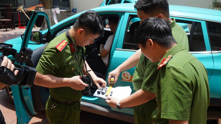 Khởi tố 4 tài xế dùng thiết bị “phá sóng” chiếm đoạt tiền cước của hãng Taxi