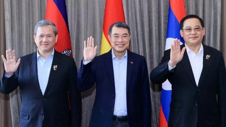 PM Hung holds breakfast meeting with Cambodian and Lao counterparts