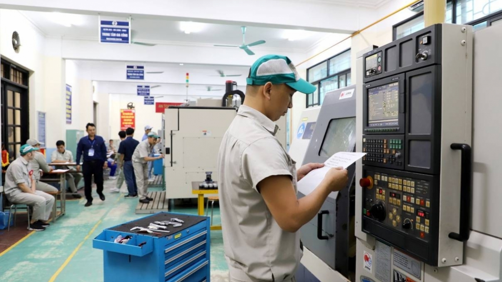 Tiền lương của người lao động khu vực sản xuất, kinh doanh