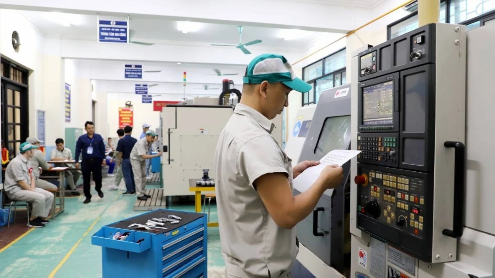 Tiền lương của người lao động khu vực sản xuất, kinh doanh