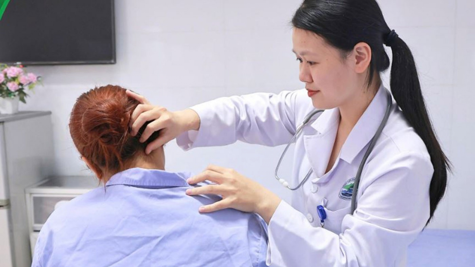 Nhầm mảng da sạm ở cổ là vết bẩn, cô gái 20 tuổi suýt mất mạng