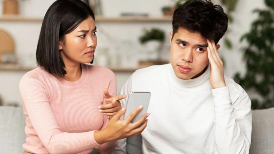 Tôi vẫn ám ảnh vì một tin nhắn tới người cũ của chồng