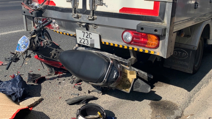 Nam thiếu niên tử vong sau đuôi xe tải, bạn đi cùng ngồi thất thần ở hiện trường