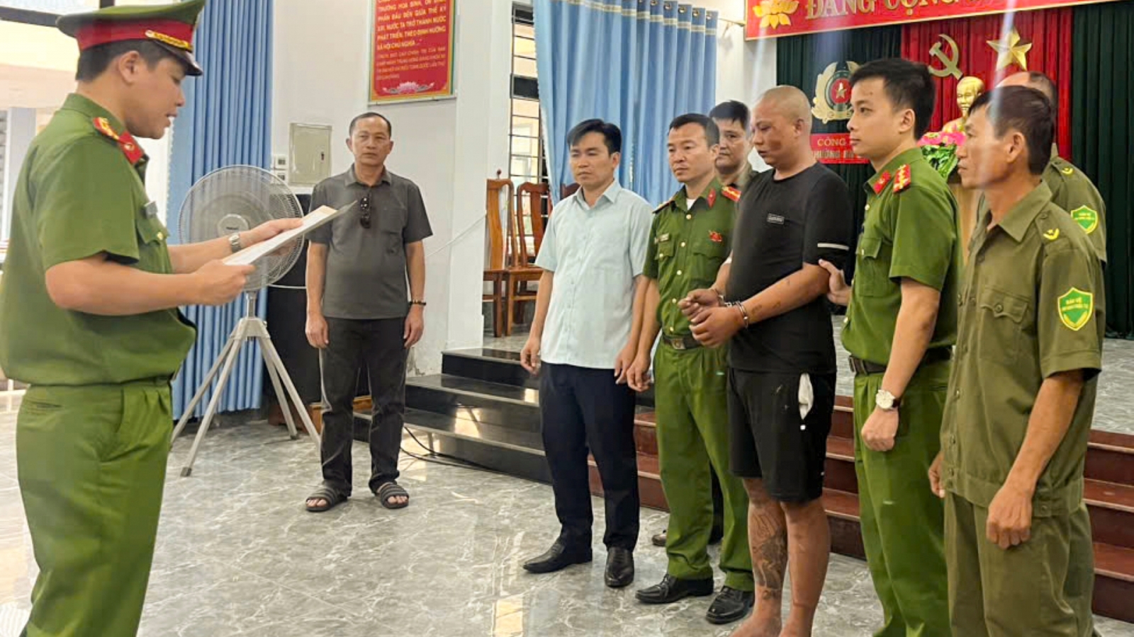 Bắt đối tượng xông vào trụ sở chém cán bộ công an trọng thương