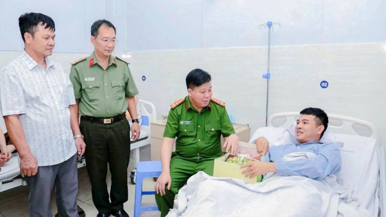 Khống chế đối tượng dùng dao đe doạ tính mạng người thân