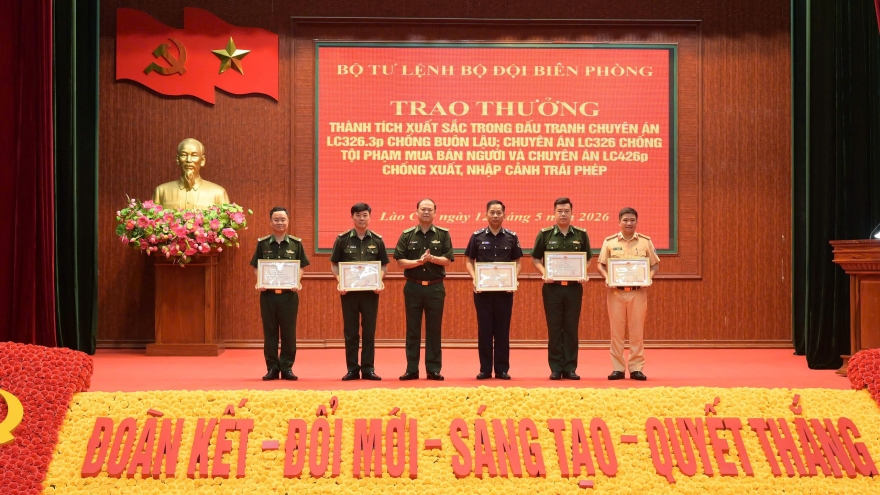 Khen thưởng nóng lực lượng phá 3 chuyên án lớn trên biên giới Lào Cai