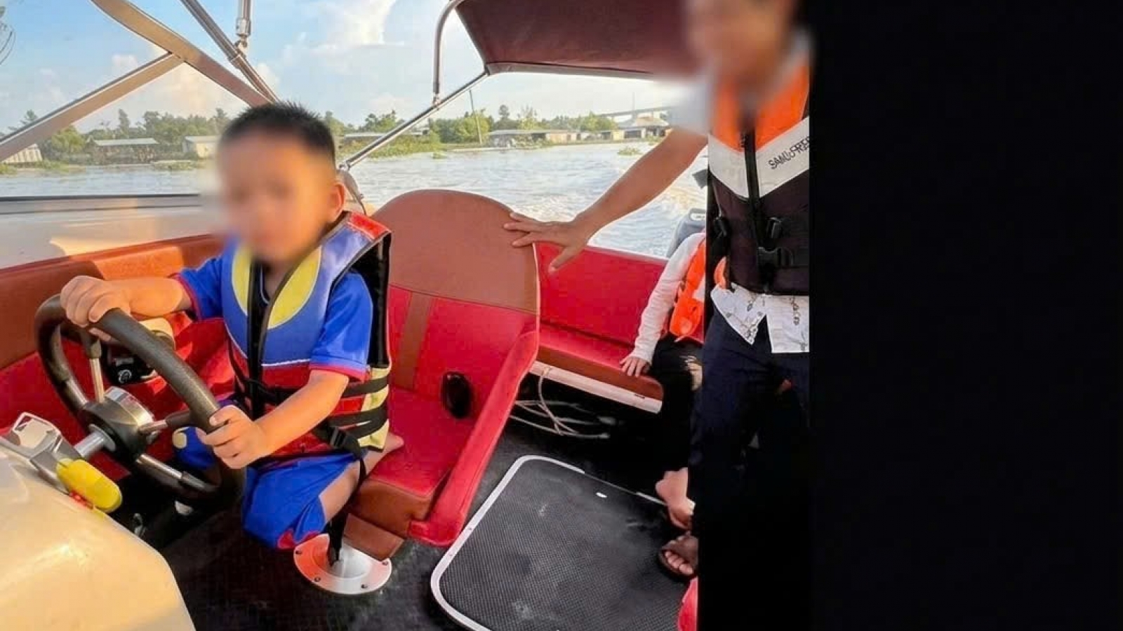 Xử phạt người cha để con nhỏ điều khiển ca nô chạy dưới sông Tiền