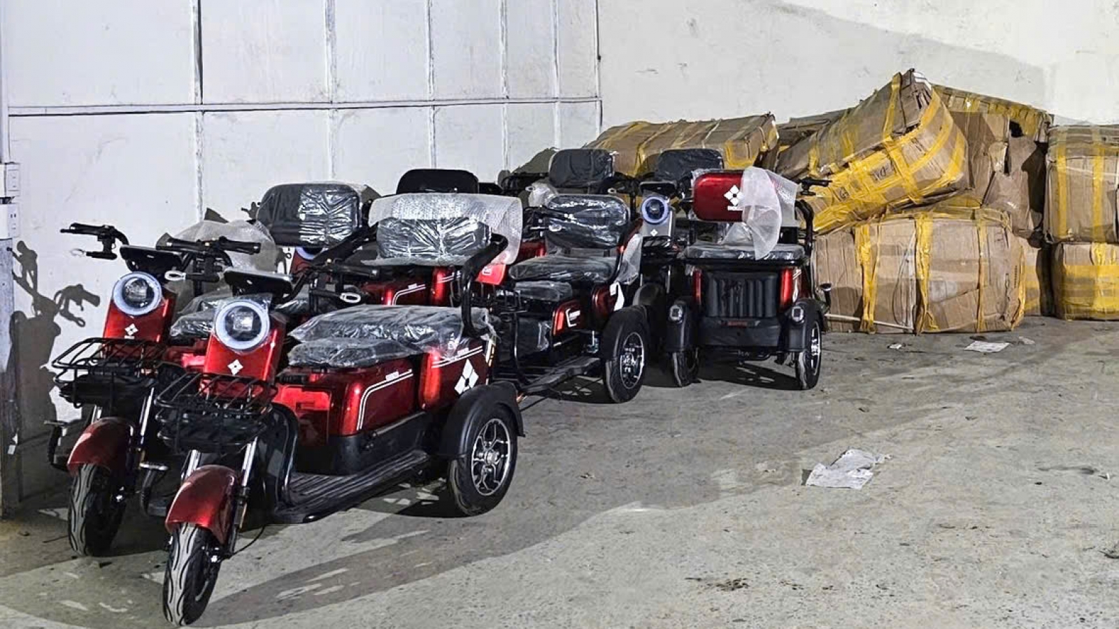 Nóng 24h ngày 24/5: Dùng WeChat, Zalo để điều hành đường dây buôn lậu xe điện