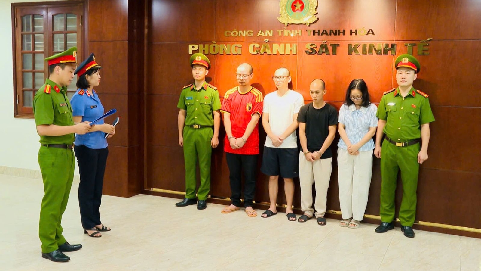 Triệt phá đường dây buôn lậu mua bán xe điện ba bánh xuyên biên giới