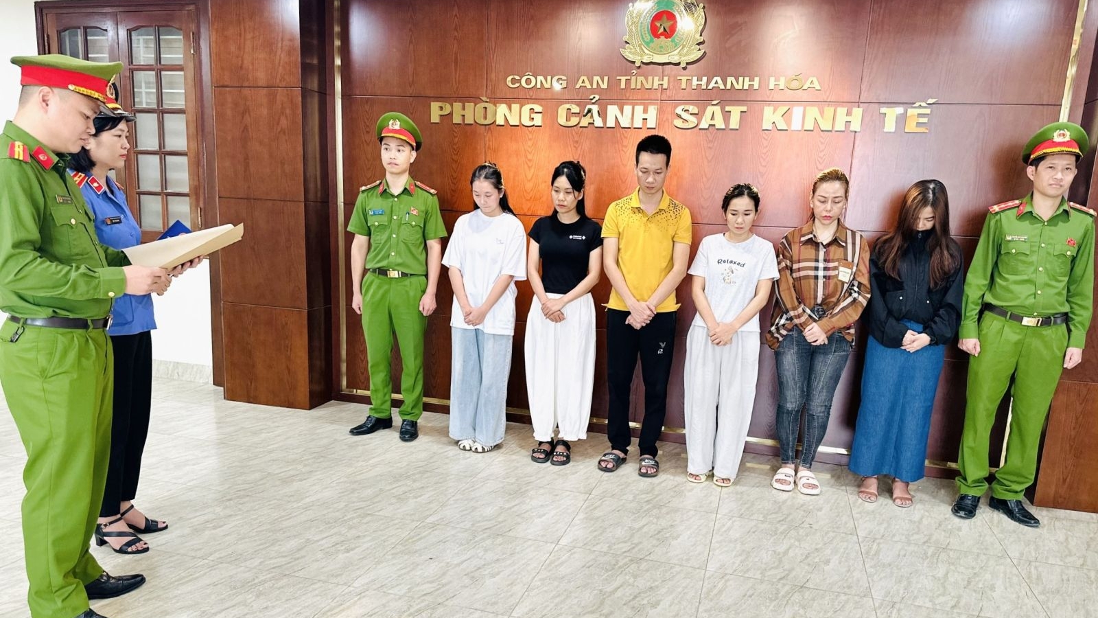 Triệt phá đường dây buôn bán nước hoa giả liên tỉnh, giao dịch tới 200 tỷ đồng