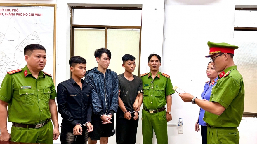 Bắt giữ 3 thanh niên rượt đuổi, đánh người đi đường ở TP.HCM