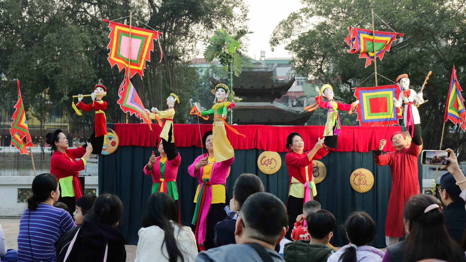 Giữa thời đại số, trẻ nhỏ tìm về trò chơi dân gian ở Văn Miếu