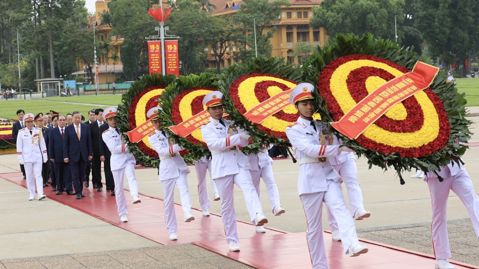 Kỷ niệm 136 năm Ngày sinh Chủ tịch Hồ Chí Minh: Lãnh đạo Đảng, Nhà nước vào Lăng viếng Bác
