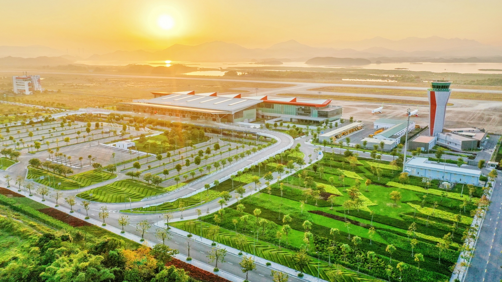 Vé máy bay TP.HCM - Hà Nội giá cao, nhiều tour chuyển hướng sân bay Vân Đồn
