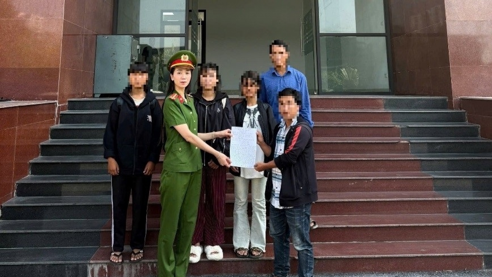 Giải cứu 3 thiếu nữ bị dụ dỗ "việc nhẹ, lương cao"