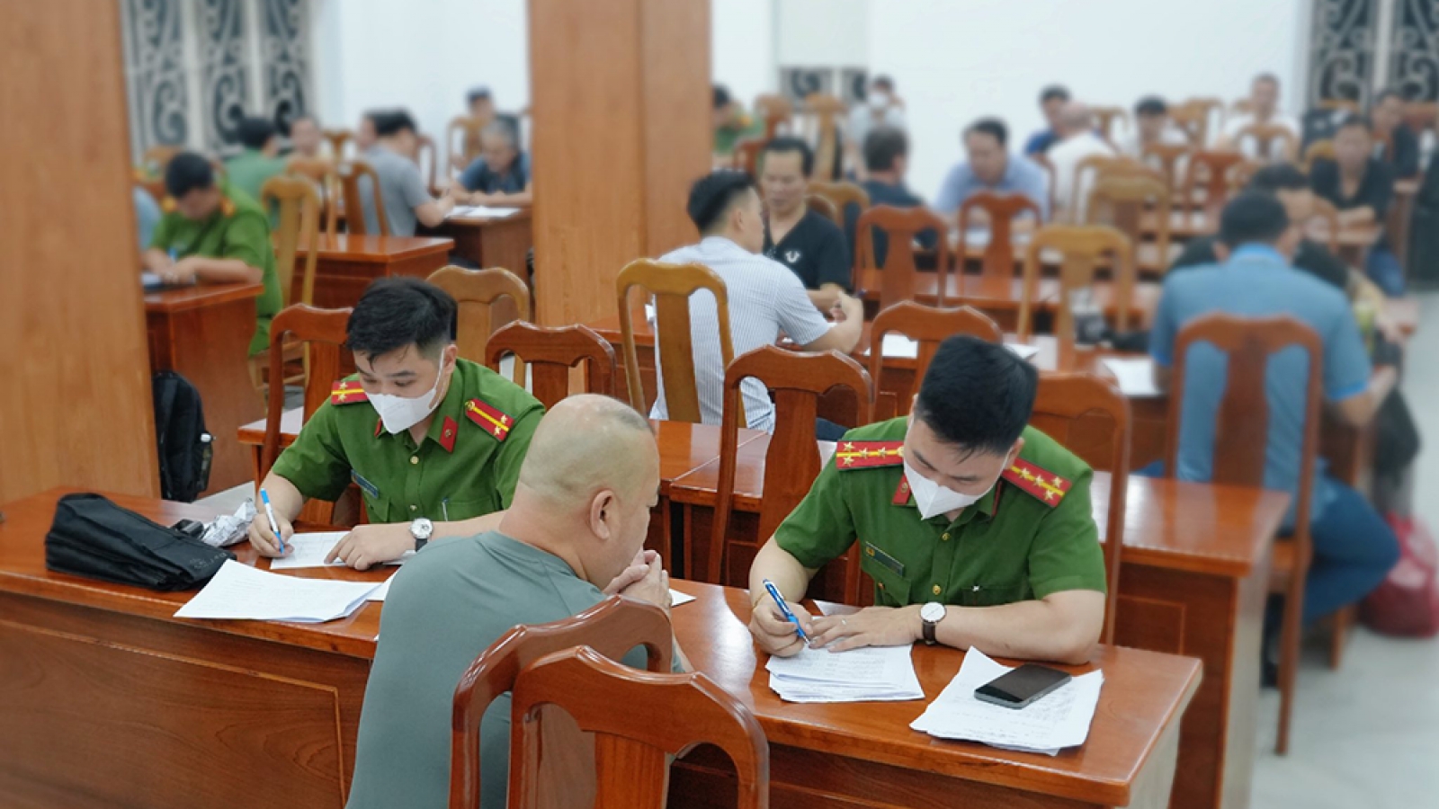 HCM City police receive 33 Vietnamese citizens deported from US