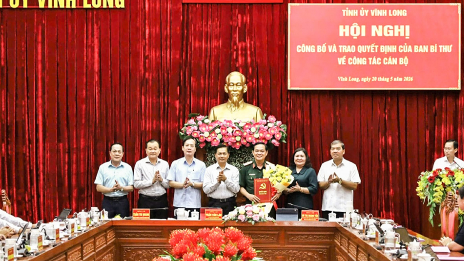 Tỉnh ủy Vĩnh Long công bố và trao Quyết định của Ban Bí thư về công tác cán bộ