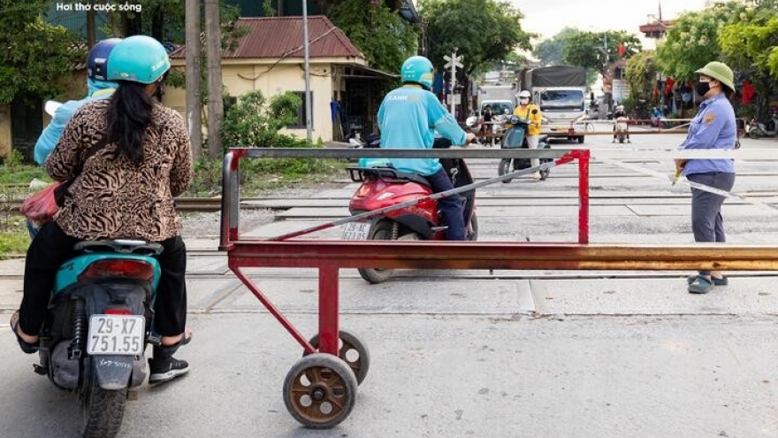 Thót tim cảnh người Hà Nội bất chấp vượt rào chắn, "đua tốc độ" với tàu hoả