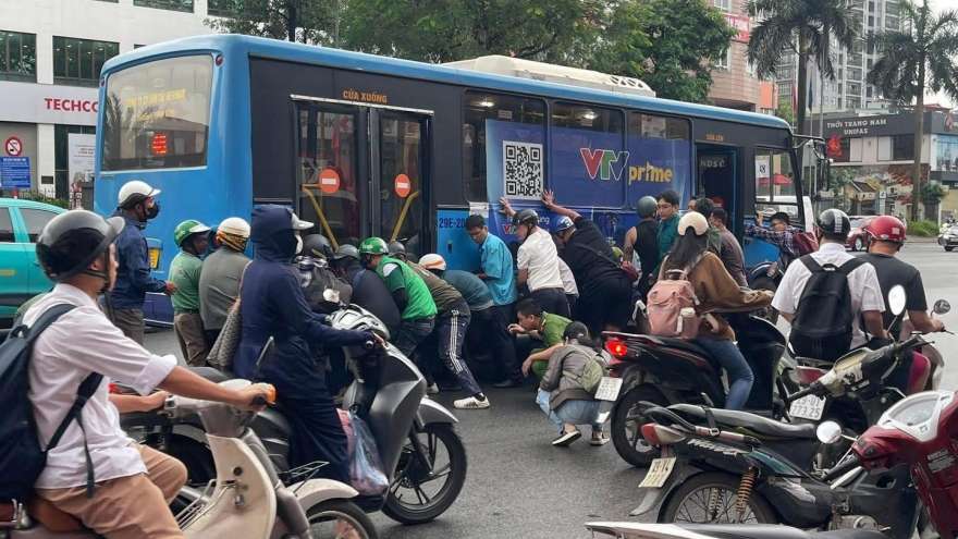 Khoảnh khắc người dân nâng xe buýt giải cứu người phụ nữ gặp nạn ở Hà Nội