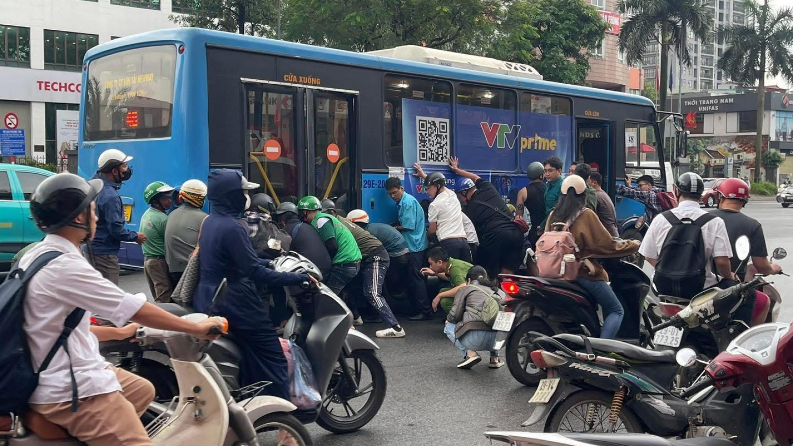Khoảnh khắc người dân nâng xe buýt giải cứu người phụ nữ gặp nạn ở Hà Nội