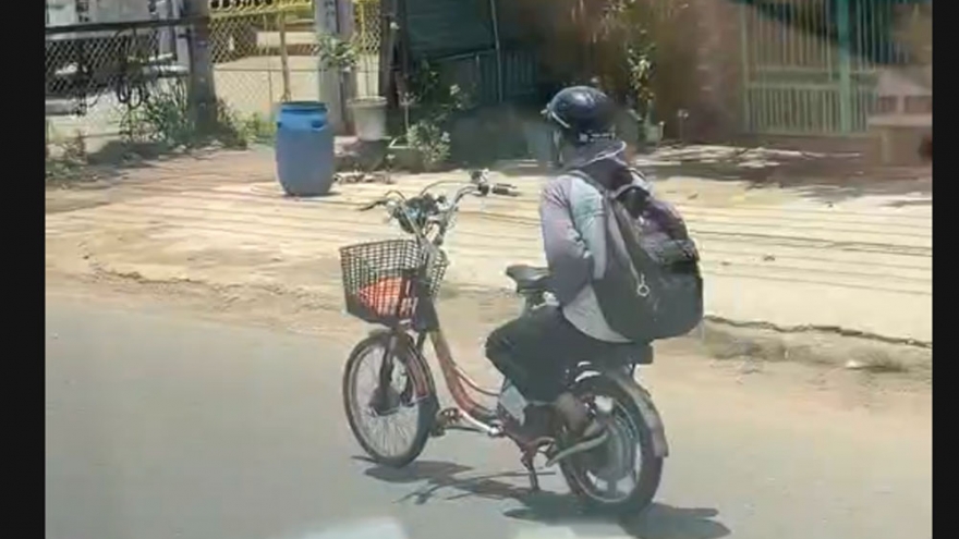 Thiếu niên buông cả hai tay khi đi xe đạp điện tại Đồng Nai