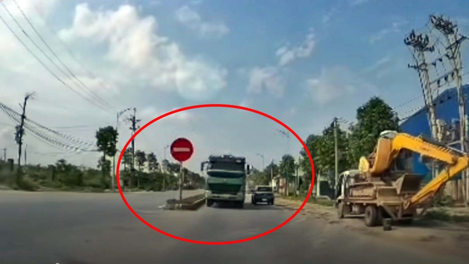 Xử phạt nặng tài xế xe tải “liều lĩnh” đi ngược chiều giữa Quốc lộ ở Hà Nội