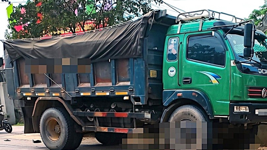 Xe máy điện va chạm với xe tải ở Hà Tĩnh, 2 người tử vong