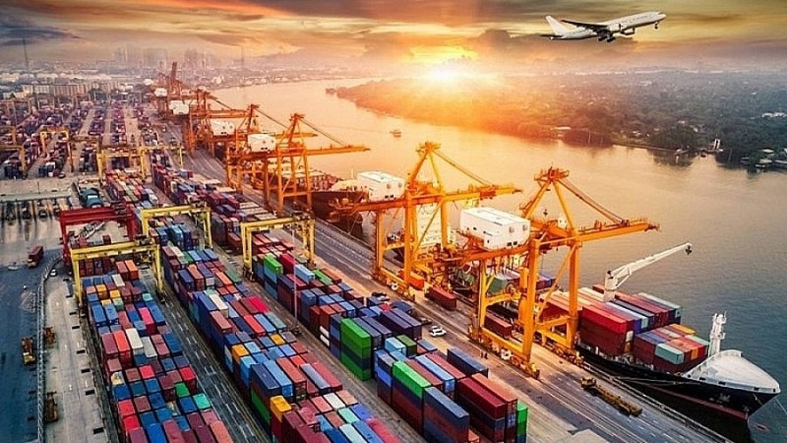 Nhập siêu 4 tháng đầu năm 2026: Có đáng lo ngại?