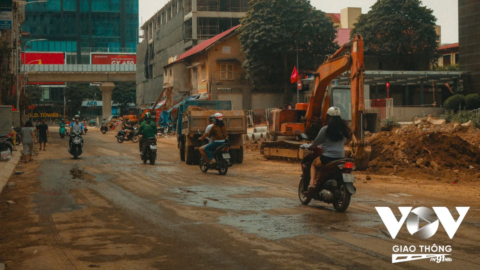 Hà Nội: Hạ tầng thiếu đồng bộ, mỗi mét đường là một nỗi lo