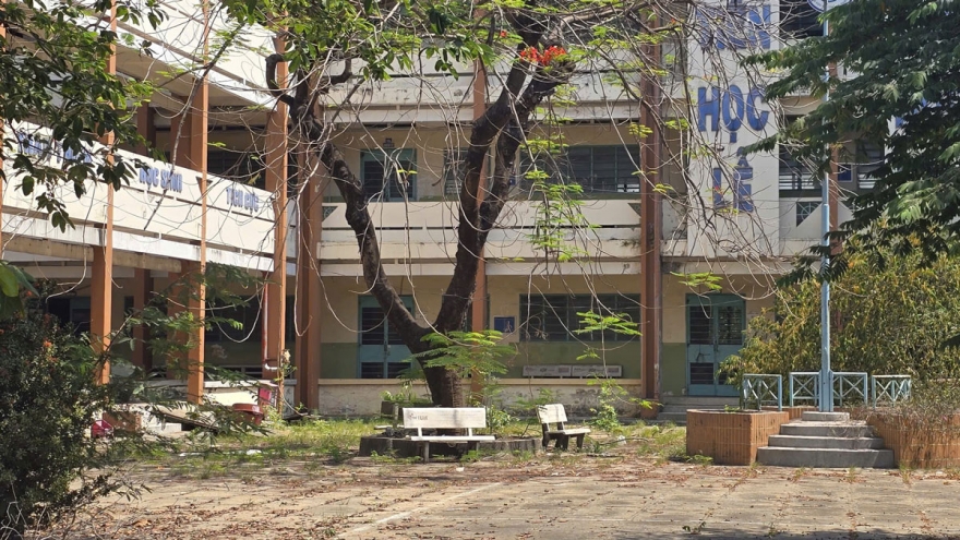 Ngôi trường 3 tầng ở TP.HCM bị bỏ hoang, cỏ mọc um tùm
