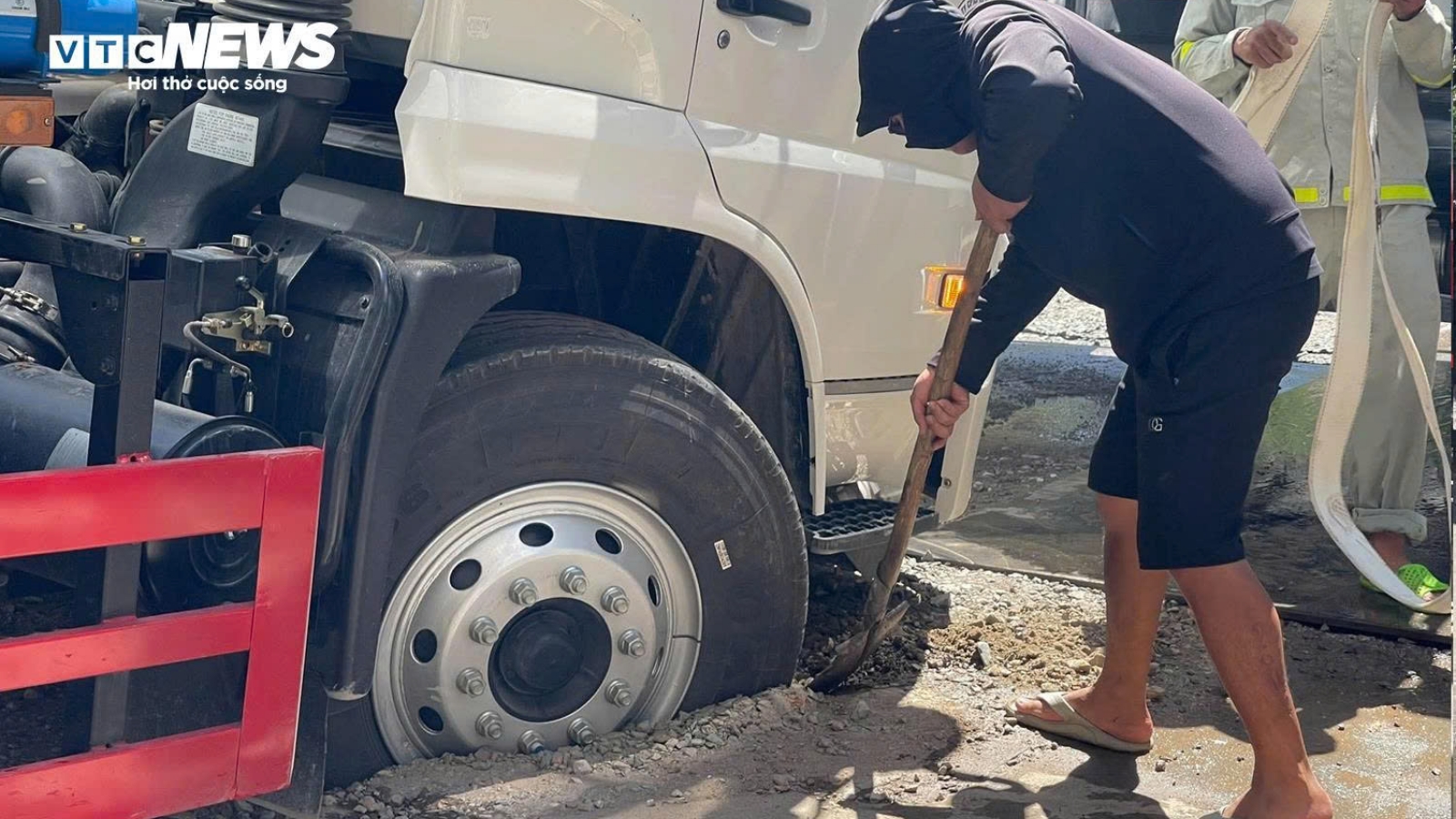 Xe phun nước rửa đường sụt hố trên phố Hà Nội