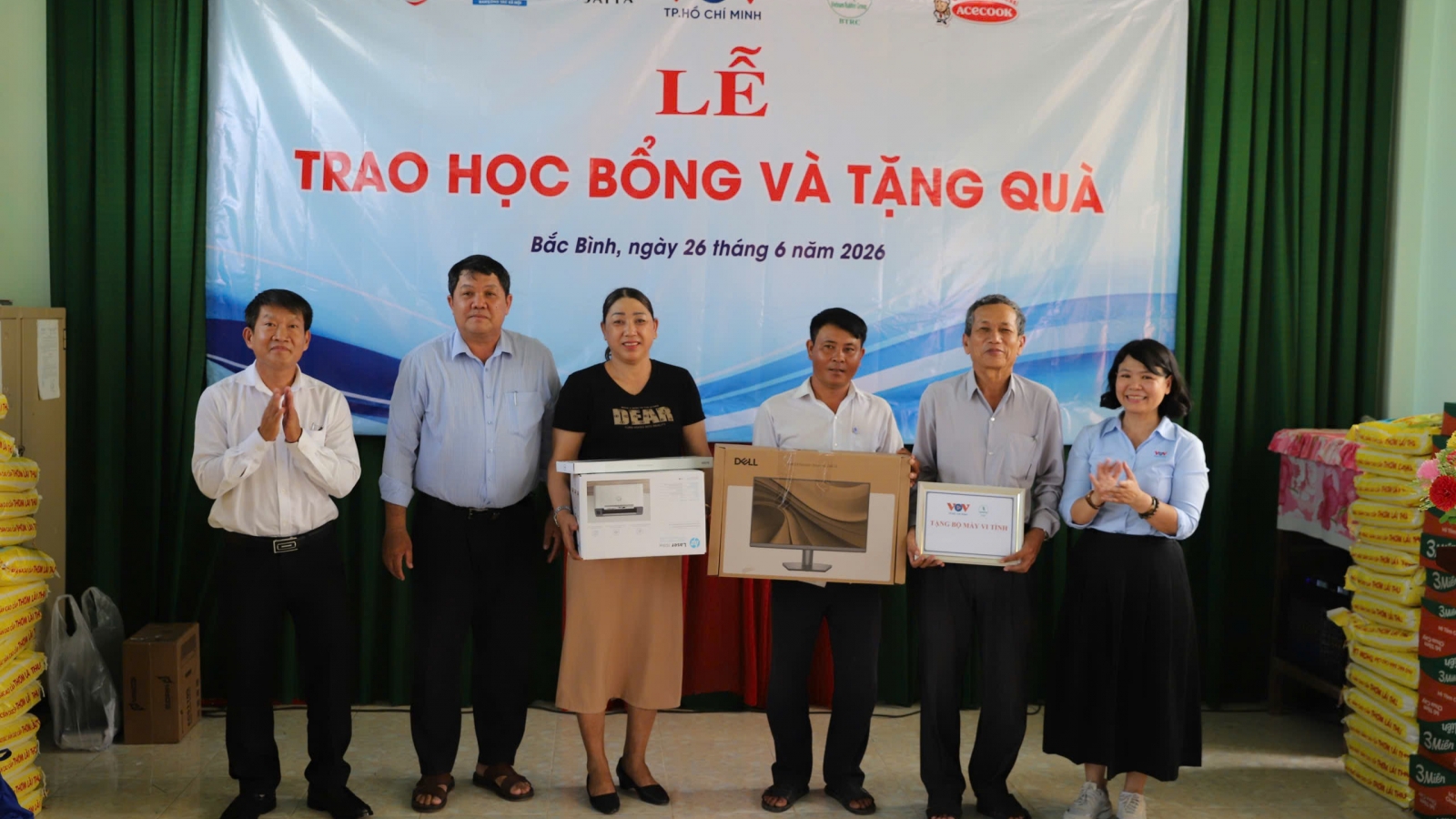 VOV TP.HCM trao hơn 150 triệu đồng, tạo việc làm cho đồng bào Chăm