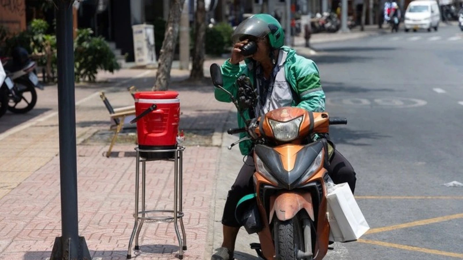 Nắng nóng gay gắt tiếp diễn ở Bắc Bộ và Trung Bộ, có nơi trên 39°C