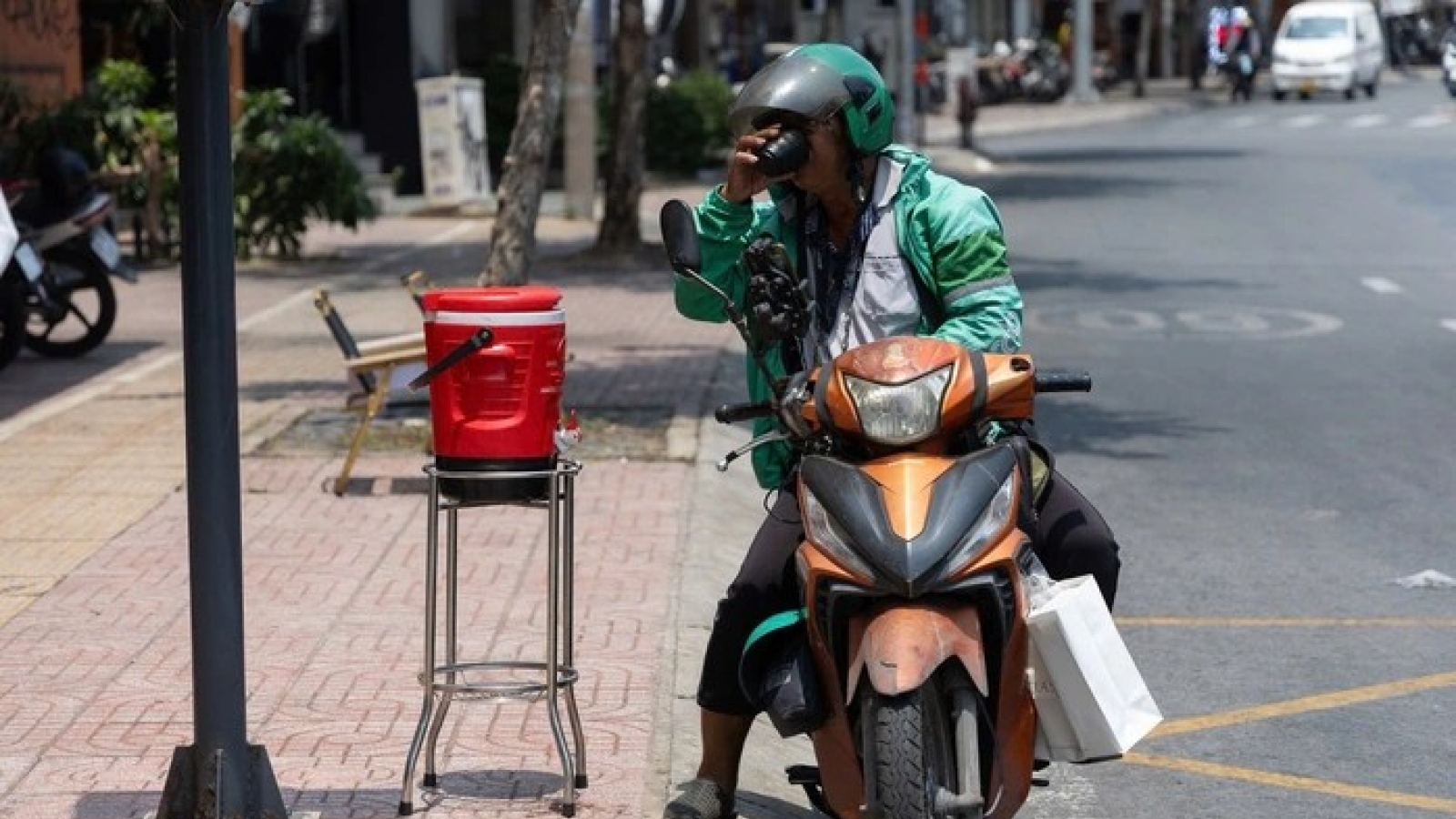 Nắng nóng gay gắt tiếp diễn ở Bắc Bộ và Trung Bộ, có nơi trên 39°C