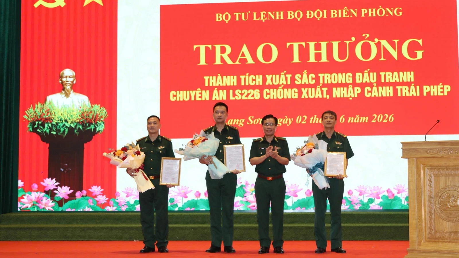 Khen thưởng tập thể, cá nhân có thành tích phá chuyên án xuất nhập cảnh trái phép