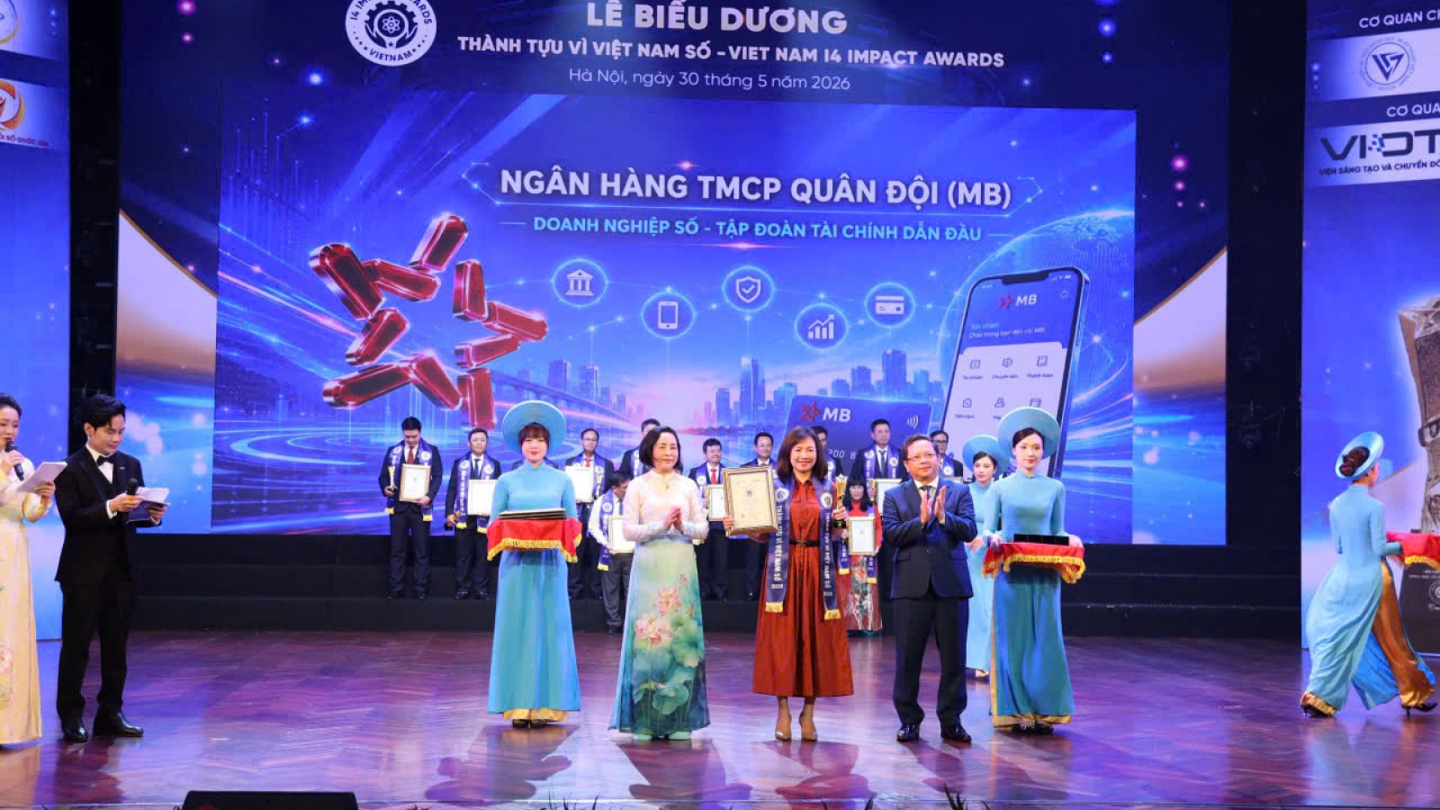 BIZ MBBank được vinh danh tại lễ biểu dương thành tựu tác động vì Việt Nam số 2026