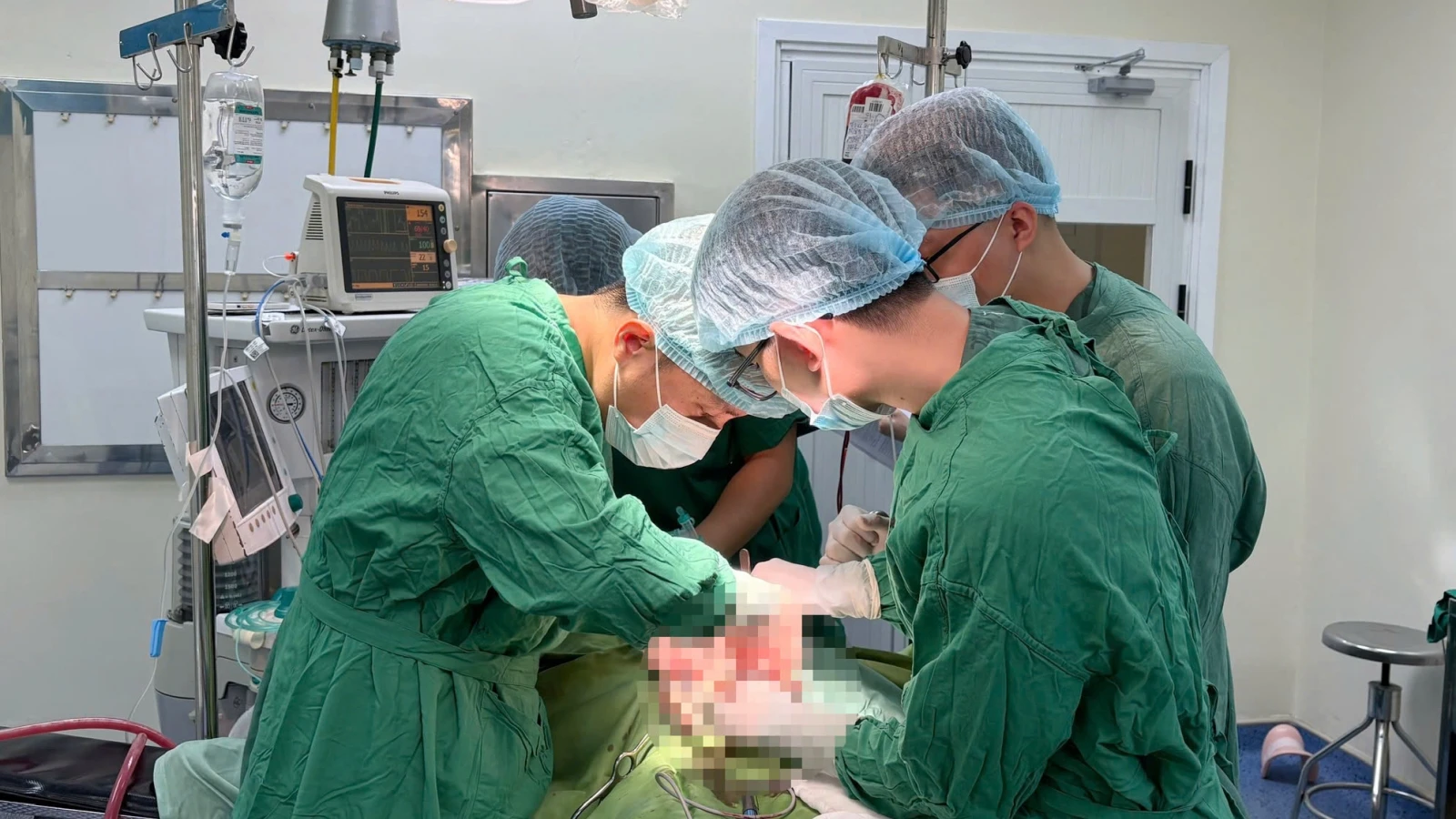 Quảng Ninh: Kích hoạt báo động đỏ, cứu sống 2 bệnh nhi đa chấn thương nặng