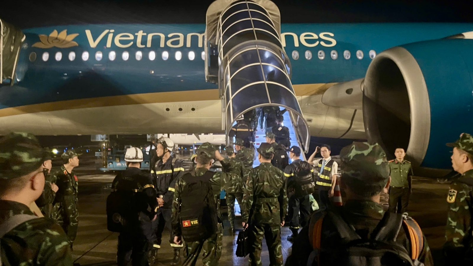 Vietnam Airlines đưa 124 cán bộ, chiến sĩ cùng 25 tấn hàng hỗ trợ Venezuela