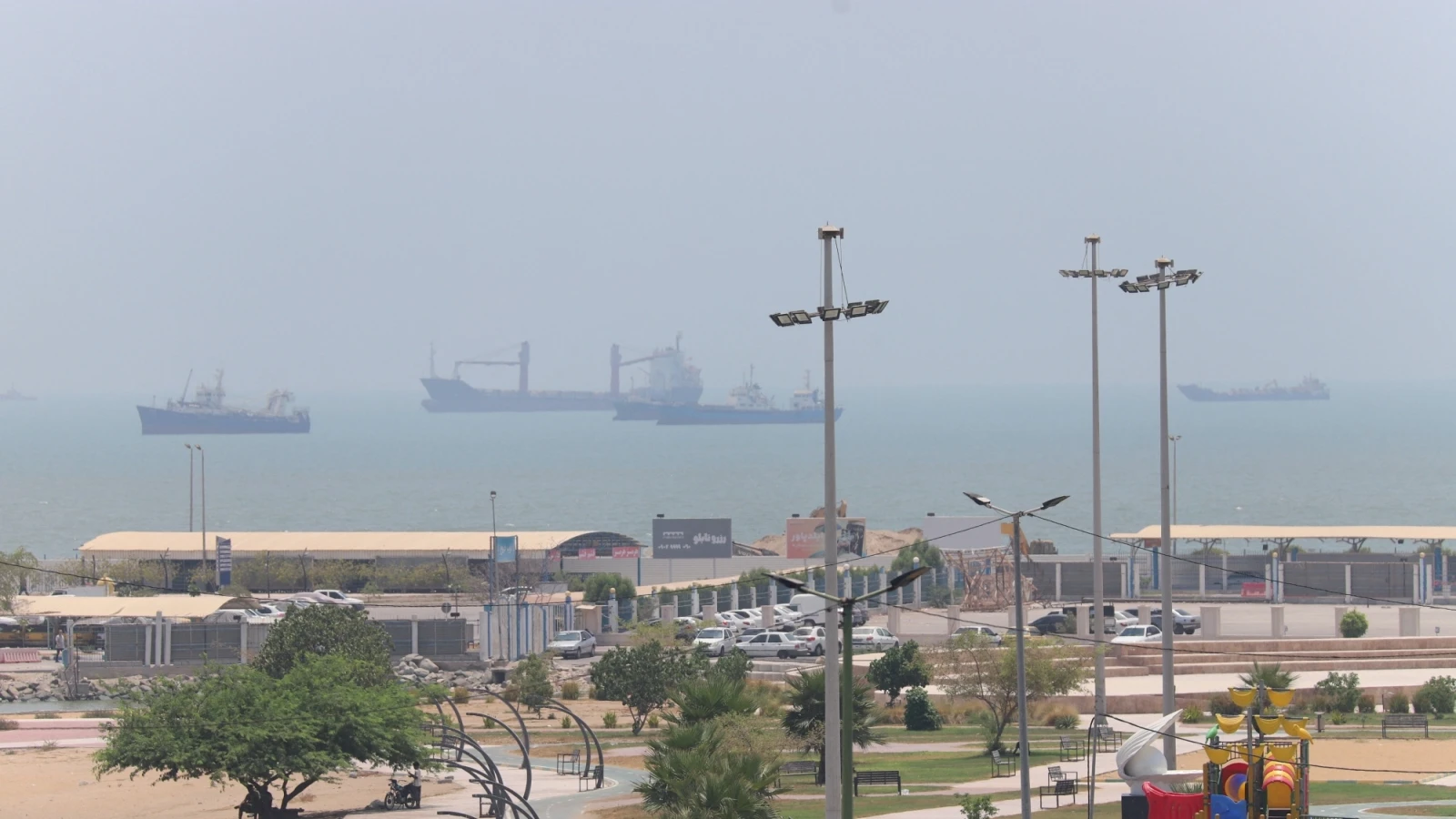 Iran bác tin đóng cửa eo biển Hormuz, kêu gọi Mỹ ngăn Israel phá hoại hòa bình