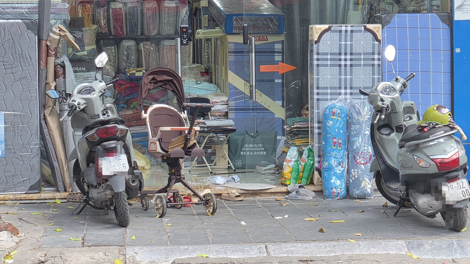 Chuyện vỉa hè trước cửa nhà không phải chuyện đỏ đen, nhưng đen thôi, đỏ quên đi!