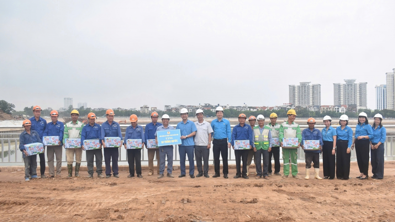 Tặng nước động viên người lao động Thủ đô trong thời tiết nắng nóng