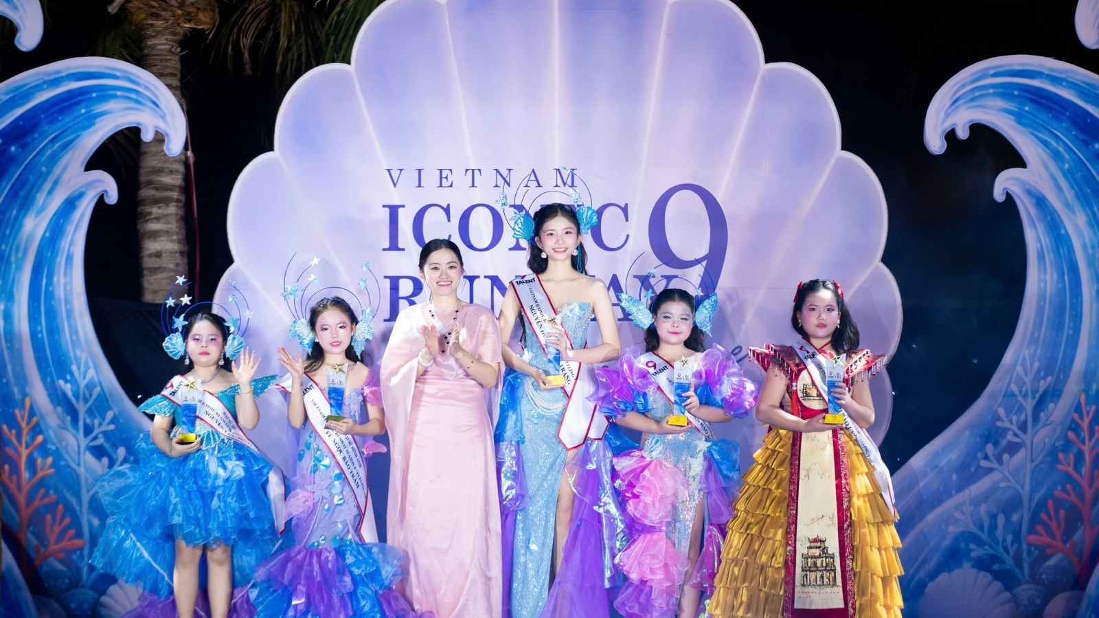 Biển xanh, vỏ sò và hàng trăm mẫu nhí tạo nên sàn diễn đặc biệt ở Nha Trang